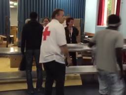 Rode Kruis deelt kleding uit aan asielzoekers in Gilze