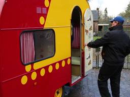 Bewoners stichting Prisma blij met nieuwe Bassie& Adriaan-caravan