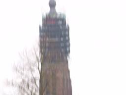 Kerktoren Hilvarenbeek na restauratie nog schever