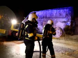 Bestelbus die uitbrandde in Esbeek vat in Bladel achterop bergingstruck opnieuw vlam