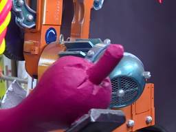 Robotarm is eyecatcher op carnavalswagen in Hoeven
