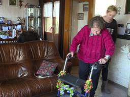 Corrie (82) uit Zundert krijgt bezoek van een vrijwilliger: voor de gezelligheid