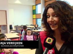 Schoolschrijfster Anja Vereijken in de klas bij basisschool Westwijzer in Helmond