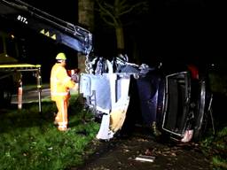 Auto breekt in drie stukken na klap tegen boom op N284 in Bladel