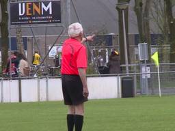 ‘72 jaar da’s oud’, bejaarde scheidsrechter krijgt diep respect van voetballende jongeren
