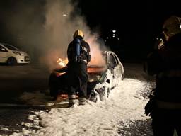 Weer auto uitgebrand in Helmond, op parkeerplaats voetbalvereniging Mierlo-Hout