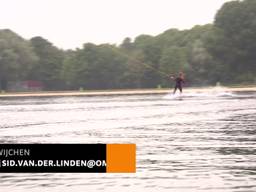 Blinde jongeren gaan waterskiën