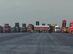 250 wegwerkers, 130 vrachtwagens en 24 walsen leggen nieuwe asfaltlaag op Vliegbasis Eindhoven