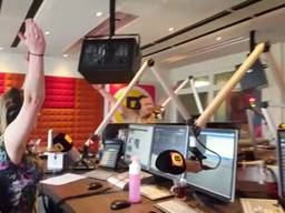 Liduïne geeft Yogales aan Martin en Merel in de radio studio