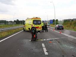 Motorrijder knalt bovenop auto op de N261 bij Sprang-Capelle