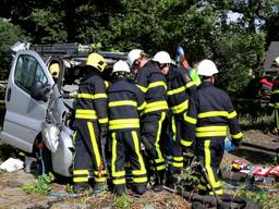 Man zwaargewond nadat hij met auto op boom botstte in Knegsel