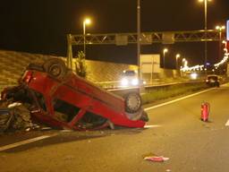 Auto slaat over de kop op A2 bij Den Bosch