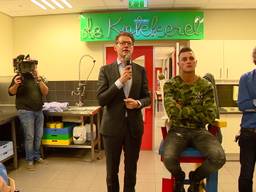 Kickbokser Nieky Holzken opent week tegen pesten op oude basisschool