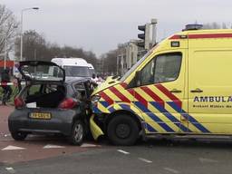 Ambulance botst op auto in Breda