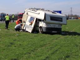 Camper over de kop bij Asten