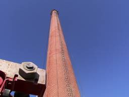 Markante schoorsteen van Philips in Roosendaal 450 meter verplaatst