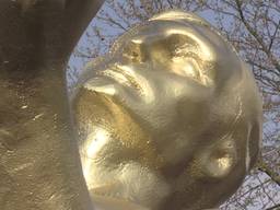 Vor de museumweek zet de Museumvereniging een groot gouden beeld in Helmond