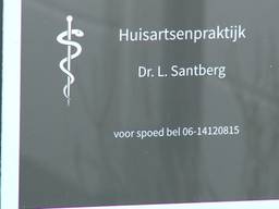 Dokter Tinus trekt de deur van zijn huisartsenpraktijk in Woudrichem achter zich dicht