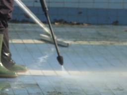 Da's pas een grote schoonmaak: Zwembad Wolfslaar wordt klaar gemaakt voor de zomer