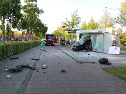 Auto raakt van de weg en vliegt tegen bushokje in Tilburg