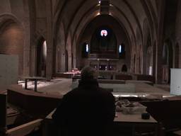 Amerikanen en Jaspanners luisteren naar bijzondere geluiden in een Eindhovense kerk