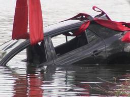 AUTO RIJDT KANAAL IN