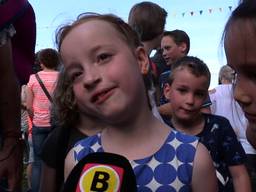 Lola loopt op blote voeten de avondvierdaagse