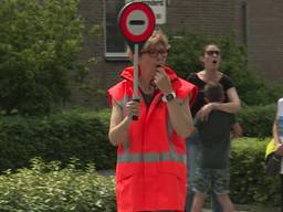 Leerlingen in Dongen kunnen veiilig oversteken dankzij slagbomen bij hun school