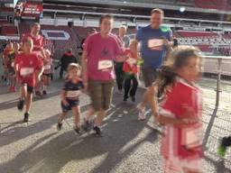 400 kinderen rennen door het Philips Stadion