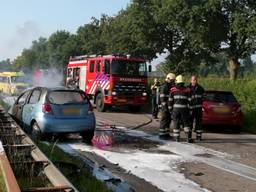 Auto uitgebrand na botsing, 'drie dappere mannen' voorkomen erger
