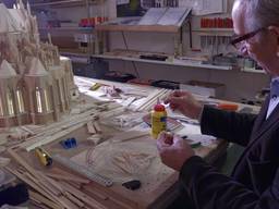 Riny (70) bouwt replica van Sint Jan Den Bosch op schaal