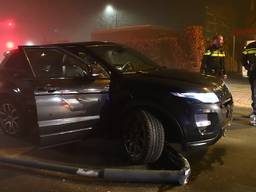 Gestolen Range Rover botst tegen lantaarnpaal, verdachte vlucht te voet