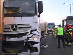Kettingbotsing met drie vrachtwagens en een auto in Breda