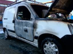 Dakdekkersoorlog in Den Bosch: weer auto in vlammen op