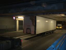 Weer een vrachtwagen klem gereden bij viaduct Waalwijk
