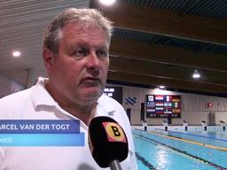 Maarten van der Weijden stopt niet na behalen van wereldrecord. Hij zwemt in totaal 36 uur in zwembad De Warande in Oosterhout