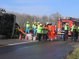 Vrachtwagen gekanteld op A59: chauffeur gewond naar het ziekenhuis