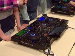 Op de Sint Josephschool in Breda krijgen de kinderen dj-les