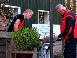 Asperges worden door hardlopers naar restaurant de Zwaan gebracht