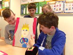 Leerlingen basisscholen Son en Breugel maken schilderijen van koningin Máxima