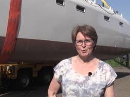 Meterslange catamaran maakt tocht door Aarle-Rixtel