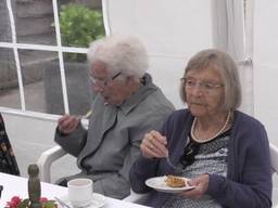 Ouderen genieten van Lourdes-tuin in Geffen