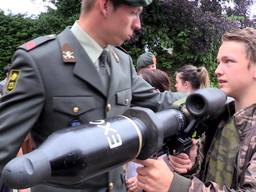 Toys for boys: Landmacht geeft voorlichting op Hanze College in Oosterhout