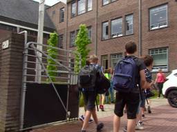 Leerlingen Tilburgse school schrikken: deel van plafond stort in tijdens les