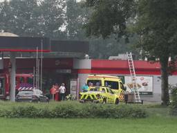 Bij een tankstation aan de A50 bij Schaijk zijn vanochtend vier mensen niet goed geworden