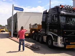 Het Bravis Ziekenhuis in Roosendaal kreeg zaterdag twee nieuwe operatiekamers per vrachtwagen aangeleverd. 