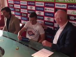 Ryan Thomas en Jeroen Zoet tekenen een contract bij PSV