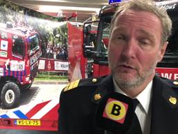 Brandweercommandant Kransen over grote gift aan Peruaanse collega's.