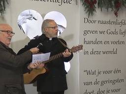 Kerststal in de Sint Jan zingend geopend door plebaan Van Rossum