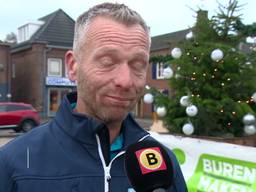 Alexander wil een kerstbal voor al zijn vrijwilligers, maar de boom is nu al te klein